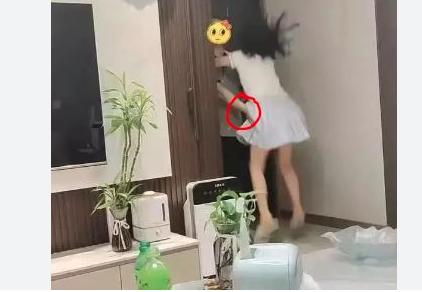 Full clip nóng ông bố cho mượn điện thoại 18+ không che